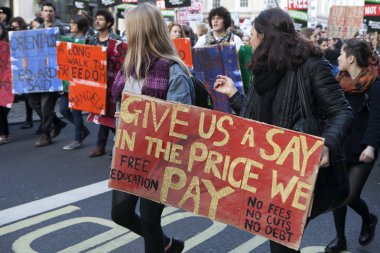 Londra'daki Öğrenci protesto