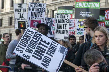 Londra'daki Öğrenci protesto