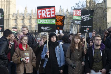 Londra'daki Öğrenci protesto