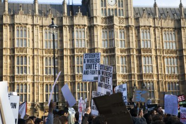 Londra'daki Öğrenci protesto