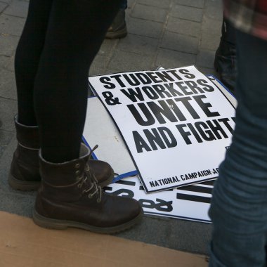 Londra'daki Öğrenci protesto