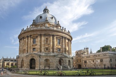 Oxford, İngiltere - 27 Ağustos 2014: All Souls College Oxford, İngiltere'de ile Radcliffe kameranın görüş. Tarihi bina, Oxford Üniversitesi Kütüphanesi parçasıdır.