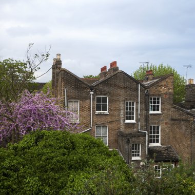 Londra - 14 Eylül. Bir Art Deco tarzı şehir evi bir Teras, alışılmadık olmadan park etmiş arabaların, küçük 18. yüzyıl konut 14 Eylül 2014 yılında yay Road East London, Londra, İngiltere.