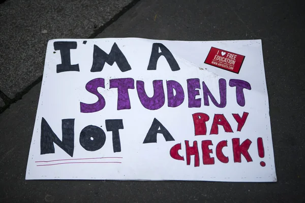 LONDRES, ANGLETERRE - 19 NOVEMBRE : Des étudiants participent à une marche de protestation contre les frais et les réductions dans le système éducatif le 19 novembre 2014 à Londres, Angleterre . — Photo