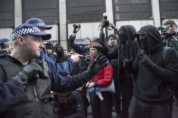 LONDRES, ANGLETERRE - 19 NOVEMBRE : Des étudiants participent à une marche de protestation contre les frais et les réductions dans le système éducatif le 19 novembre 2014 à Londres, Angleterre . — Photo