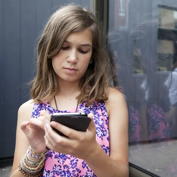 Amerikan latin genç kız ile smartphone — Stok fotoğraf