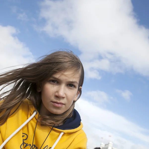 Pensive girl  on the beach — Stock Photo, Image