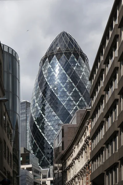 LONDON, Reino Unido - 16 de agosto: A Torre Gherkin (30 St Mary Axe) na cidade de Londres em 16 de agosto de 2014.O arranha-céu foi projetado por Norman Foster e Arup Group e foi erguido por Skanska . — Fotografia de Stock