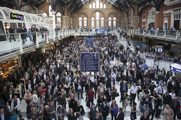 LONDON - SEPTEMBER 30 : COMMUTERS are facing train chaos tonight as trains out of London Liverpool Street are being cancelled on September 30, 2014 on the Liverpool street Station  in London, England. — Stock Photo, Image