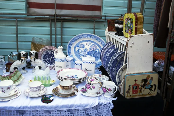 Gebruiksvoorwerpen op de vlooienmarkt — Stockfoto