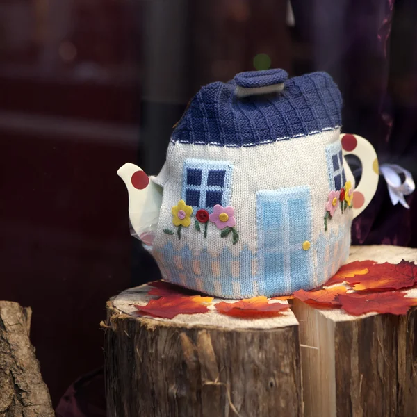 Théière avec tricot confortable avec chemin de coupe sur la table en bois — Photo