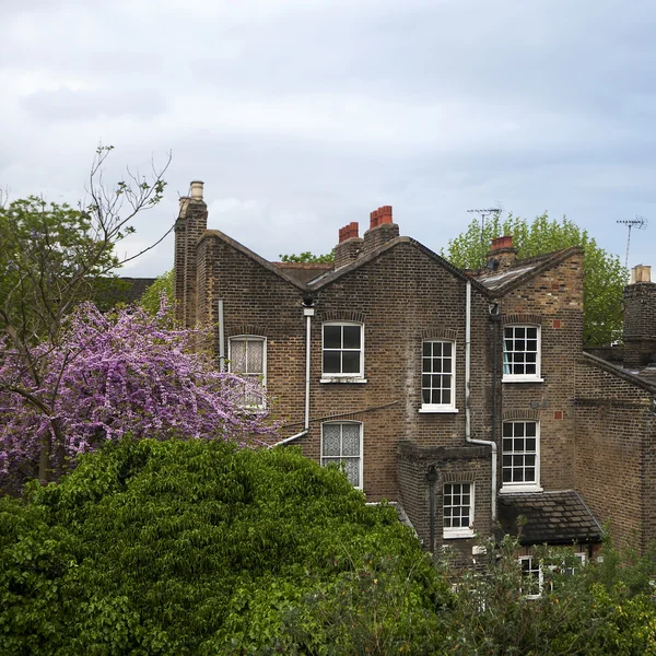 LONDRA - 14 SETTEMBRE Una casa in stile Art Deco in una terrazza di piccole abitazioni del XVIII secolo, insolitamente senza auto parcheggiate, il 14 settembre 2014 a Bow Road East London, Londra, Regno Unito . — Foto Stock