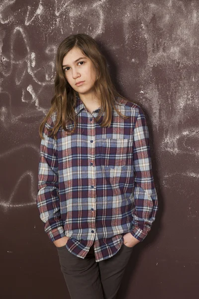 Triste adolescente menina em camisa chequered e jeans de pé perto bro — Fotografia de Stock