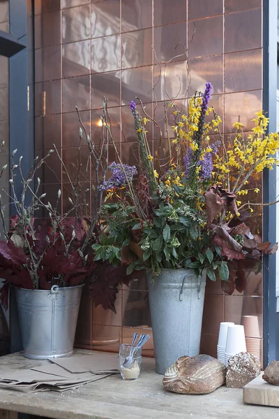 Paesaggio marciapiede caffè. Bouquets di fiori e pane — Foto Stock