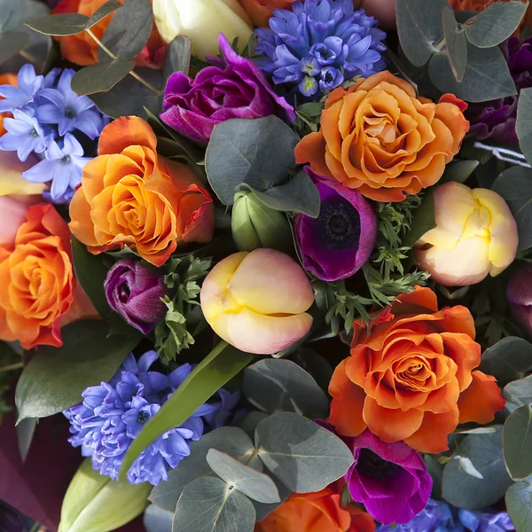 Bukiet kwiatów wiosna kolorowy. Tulipan, Jaskier, Hiacynt, — Zdjęcie stockowe