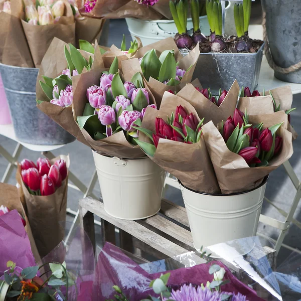 Sträuße mit bunten Frühlingsblumen. Tulpe, Hahnenfuß, Hyazinthe — Stockfoto