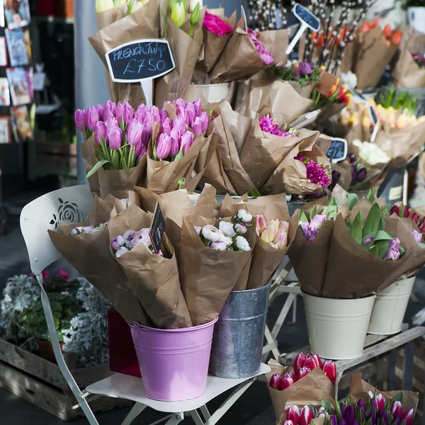 ช่อดอกไม้ฤดูใบไม้ผลิที่มีสีสัน ตุลิป, ranunculus, hyacinth — ภาพถ่ายสต็อก