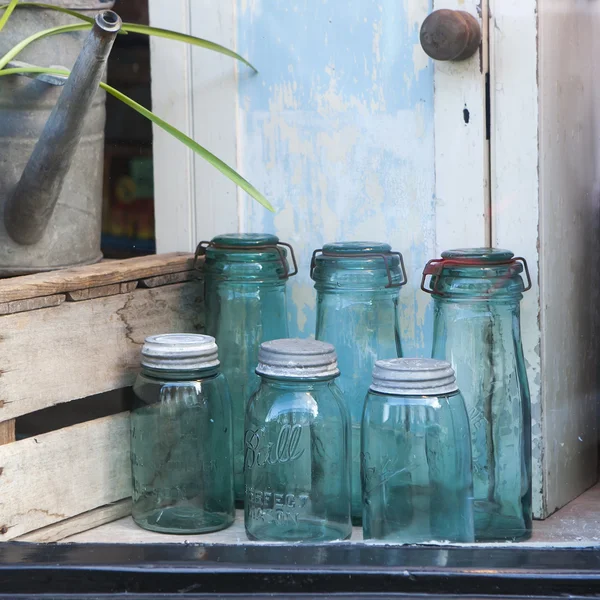 Gläser auf dem Flohmarkt — Stockfoto