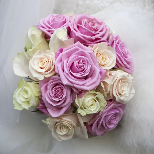 Bouquet de mariage de roses roses et blanches — Photo