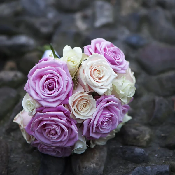 Ramo de boda de rosas rosadas y blancas que yacen en la carretera —  Fotos de Stock