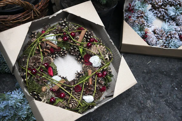 Décoration panier de Noël dans une vieille boîte en bois — Photo