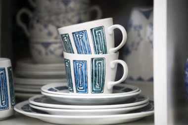 Renkli porselen bardak