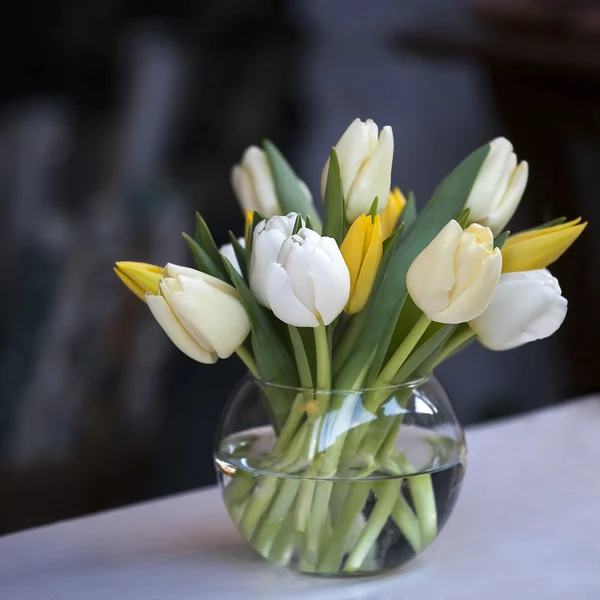 Tulpen in glazen vaas — Stockfoto