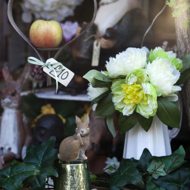 Yapay çiçek ve oyuncaklar