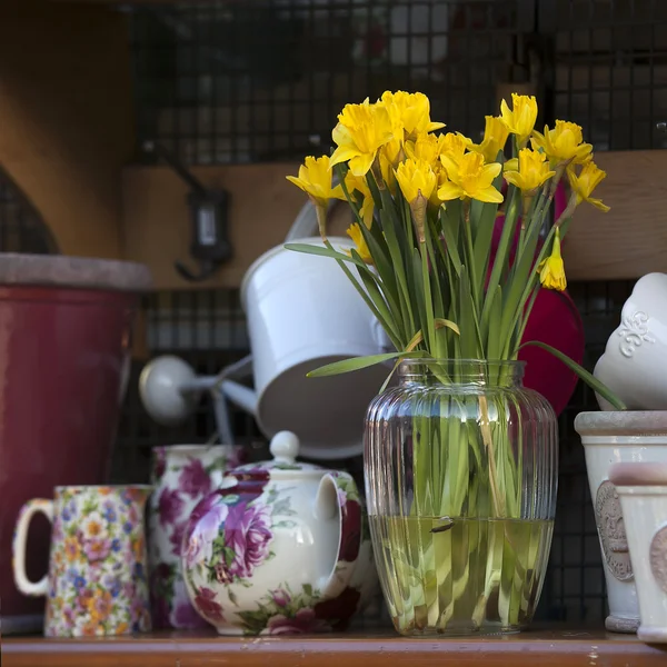 Flores de primavera en jarrón — Foto de Stock