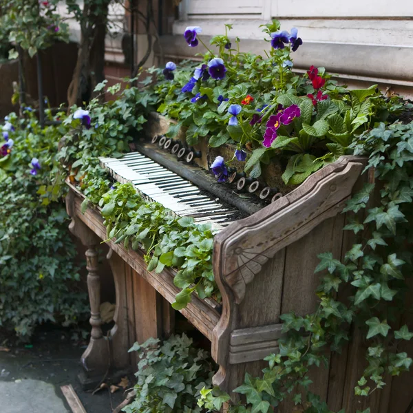 Oude piano als decoratie — Stockfoto