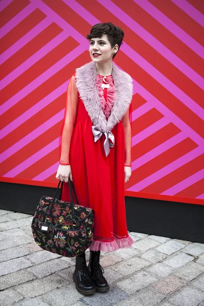 Mujer con estilo en rojo — Foto de Stock