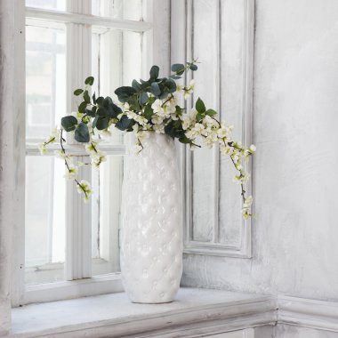 Natürmort yapay kiraz çiçekleri beyaz iç pencere üzerinde Çince bir vazoda buket