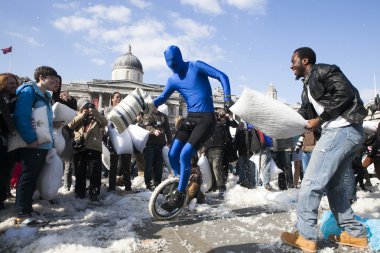 Londra, İngiltere - 5 Nisan: Tanımlanamayan insanların büyük grup toplamak ve eğlenin yıllık uluslararası yastık mücadele gün 5 Nisan 2015 Trafalgar Square, Londra, İngiltere.