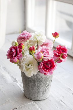 Çinko vazoda düğünçiçekleri güzel ve narin buket