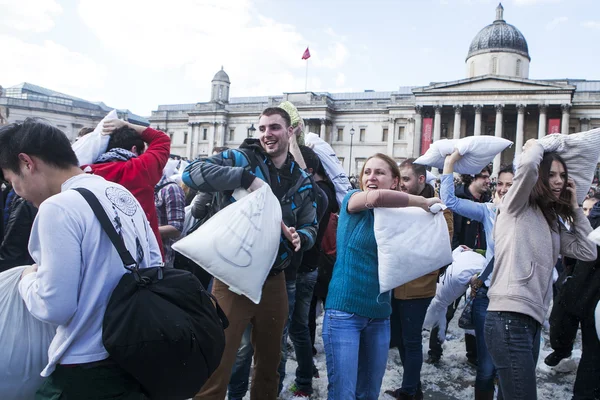 London, uk - 5. april 2015: große gruppe von nicht identifizierten personen versammeln sich und haben spaß beim jährlichen internationalen tag der kissen-schlacht am 5. april 2015 am trafalgar square, london, uk. — Stockfoto