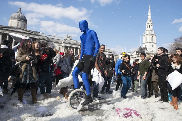 LONDRES, Reino Unido - 5 DE ABRIL: Grande grupo de pessoas não identificadas se reúnem e se divertem no Dia Internacional da Luta contra Travesseiros em 5 de abril de 2015 na Trafalgar Square, Londres, Reino Unido . — Fotografia de Stock