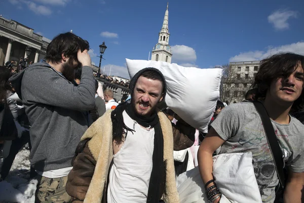 런던, 영국-4 월 5 일: 정체 불명된 사람들의 큰 그룹이 수집 하 고 트라팔가 광장, 런던, 영국에서 2015 년 4 월 5 일에 연례 국제 베개 싸움 하루에 재미를가지고. — 스톡 사진