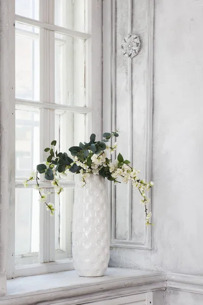 Natürmort yapay kiraz çiçekleri beyaz iç pencere üzerinde Çince bir vazoda buket