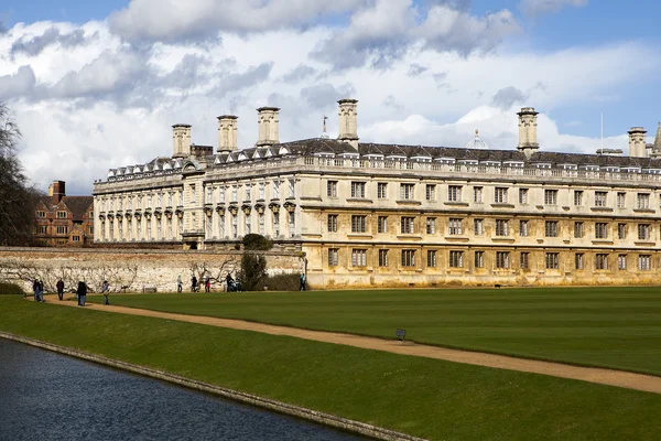 CAMBRIDGE, ENGLAND - APRIL 16 : King's college pictured on April 16, 2014 in Cambridge, England. Founded in 1441 by King Henry VI, it has the world's largest stained glass windows. — Stock Photo, Image