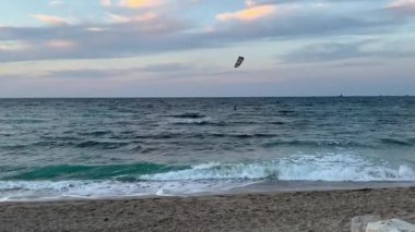 Hayfa, İsrail, 23 Mayıs 2025, Kitesurfers güçlü rüzgarda sörf yapıyor.