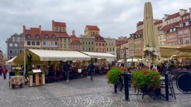 Varşova, Polonya, 8 Ekim 2025. Eski Şehir 'deki pazar meydanında restoranları olan binaların manzarası..