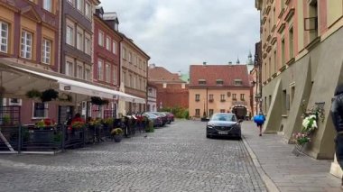 Varşova, Polonya, 8 Ekim 2025. Old Town 'da restoranları olan binaların manzarası.