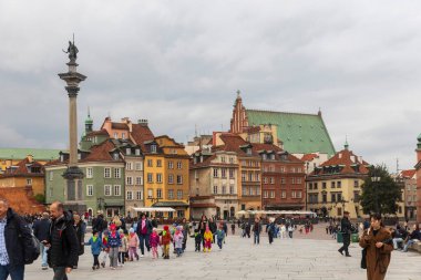 Varşova, Polonya, 12 Ekim 2025, Yoğun Kale Meydanı (Plac Zamkowy) ile Varşova Eski Çekiş Sütunu