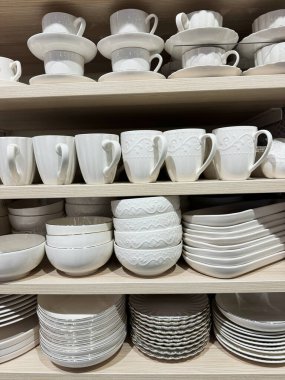 Ahşap Raflarda Beyaz Seramik Yemek takımı Koleksiyonu
