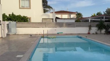 Larnaca, Kıbrıs 23 Mayıs 2025: Baharda yüzme havuzlu özel villa