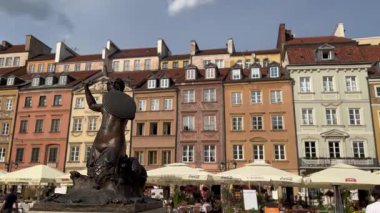 Varşova, Polonya, 10 Ekim 2025: Old Town Pazar Meydanı 'nda kılıçlı bir deniz kızı heykeli