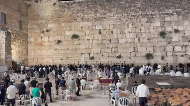 Kudüs, İsrail 20 Haziran 2025: Batı Duvarı 'nda namaz kılan Ortodoks Yahudiler, erkekler bölümü, üst görüş