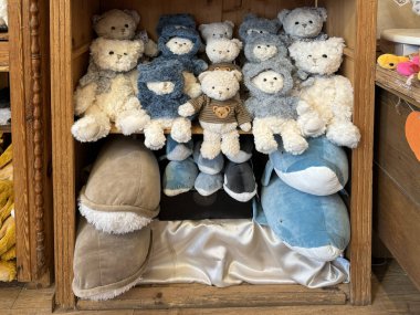 Varşova, Polonya, 12 Ekim 2025. Oyuncak ayı, terlik ve oyuncak köpekbalığı dolu ahşap dolap sergisi. Chmielna Caddesi 'ndeki Galeria Bukowski oyuncakçısında.,