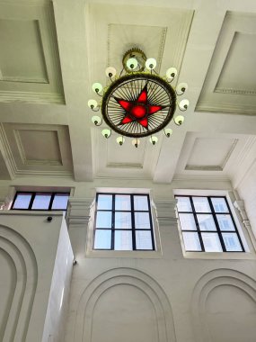 Moskova, Rusya, 13 Ağustos 2025, Mayakovskaya metro istasyonunun tavanı. Merkezinde kırmızı bir yıldız olan tarihi bir avizenin düşük açılı görüntüsü. Uzun pencerelerin üzerinde beyaz bir tavana karşı dizilmiş..