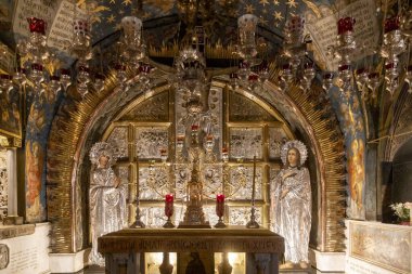 Kudüs, İsrail, 23 Ekim 2025, Kutsal Mezar Kilisesi 'nin ağır süslemeli ve yaldızlı sunağı mum ışığıyla aydınlatılır..